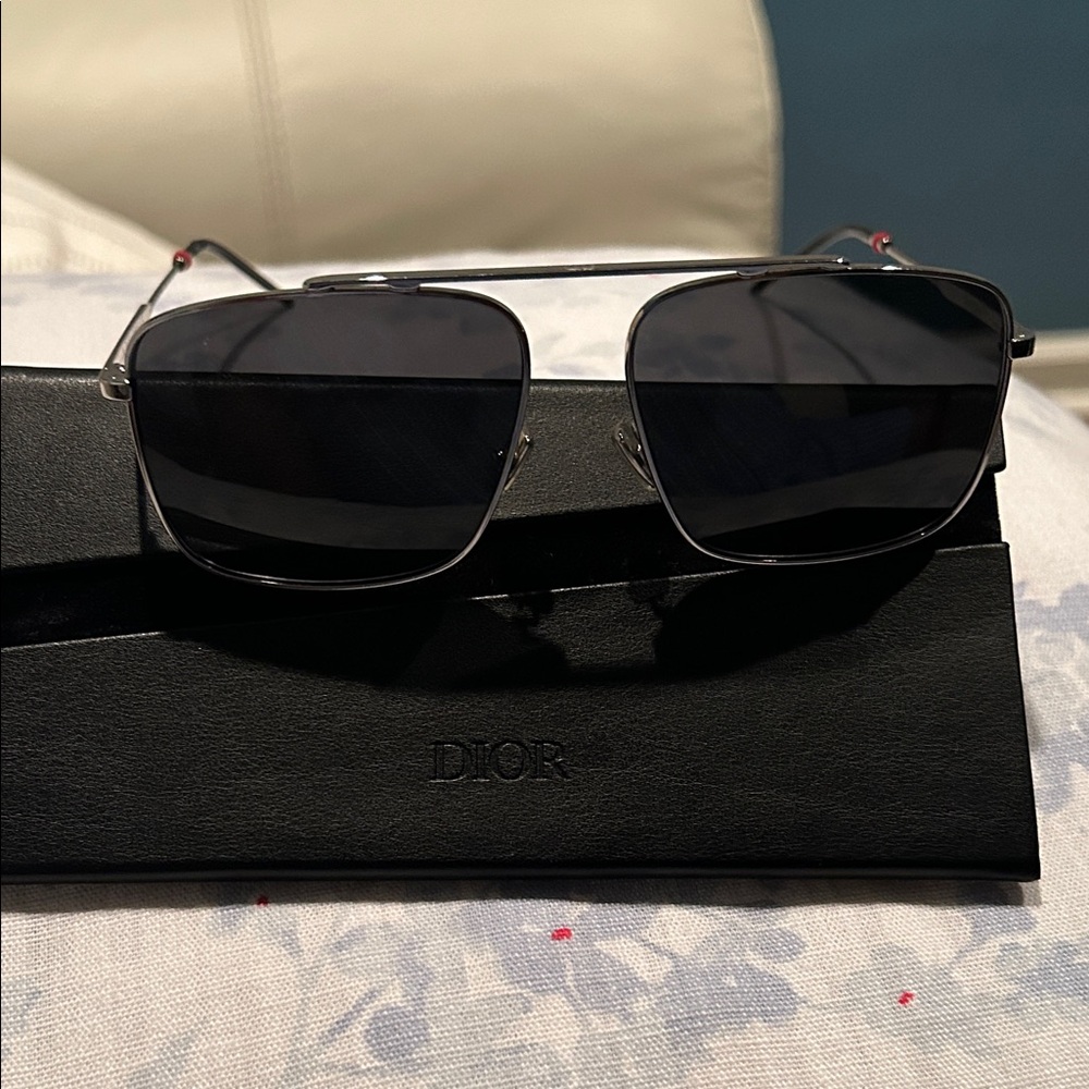 Dior men’s Silver frame Aviator Sunglasses with a black case and cleaning cloth